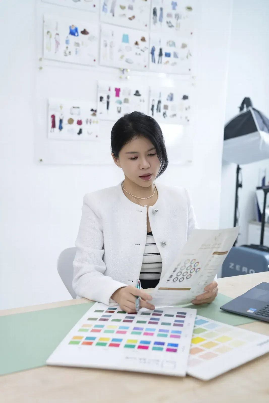 퍼스널컬러 출장 현장 – 컬러 차트를 보며 설명하는 강사