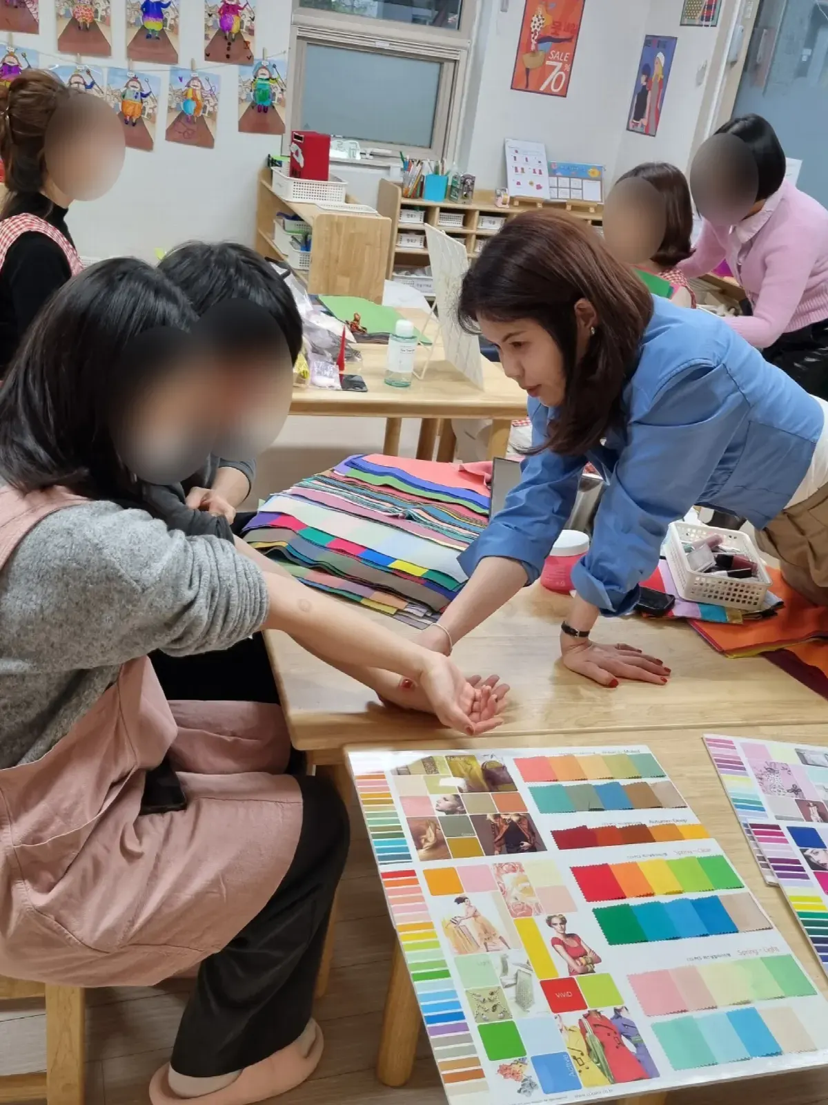 퍼스널컬러 출장 현장 – 컬러 차트를 펼쳐 진행하는 상담
