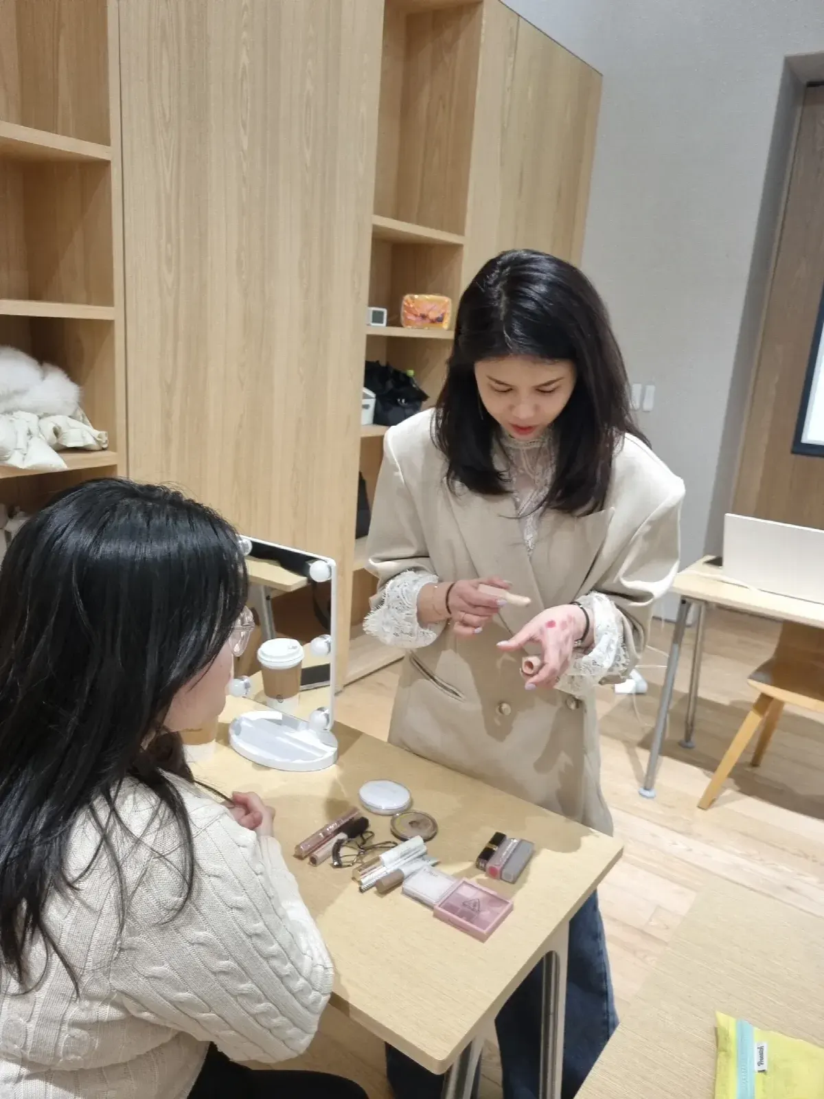 퍼스널컬러 출장 컨설팅에서 테이블에 컬러 샘플을 펼쳐 놓고 상담하는 장면