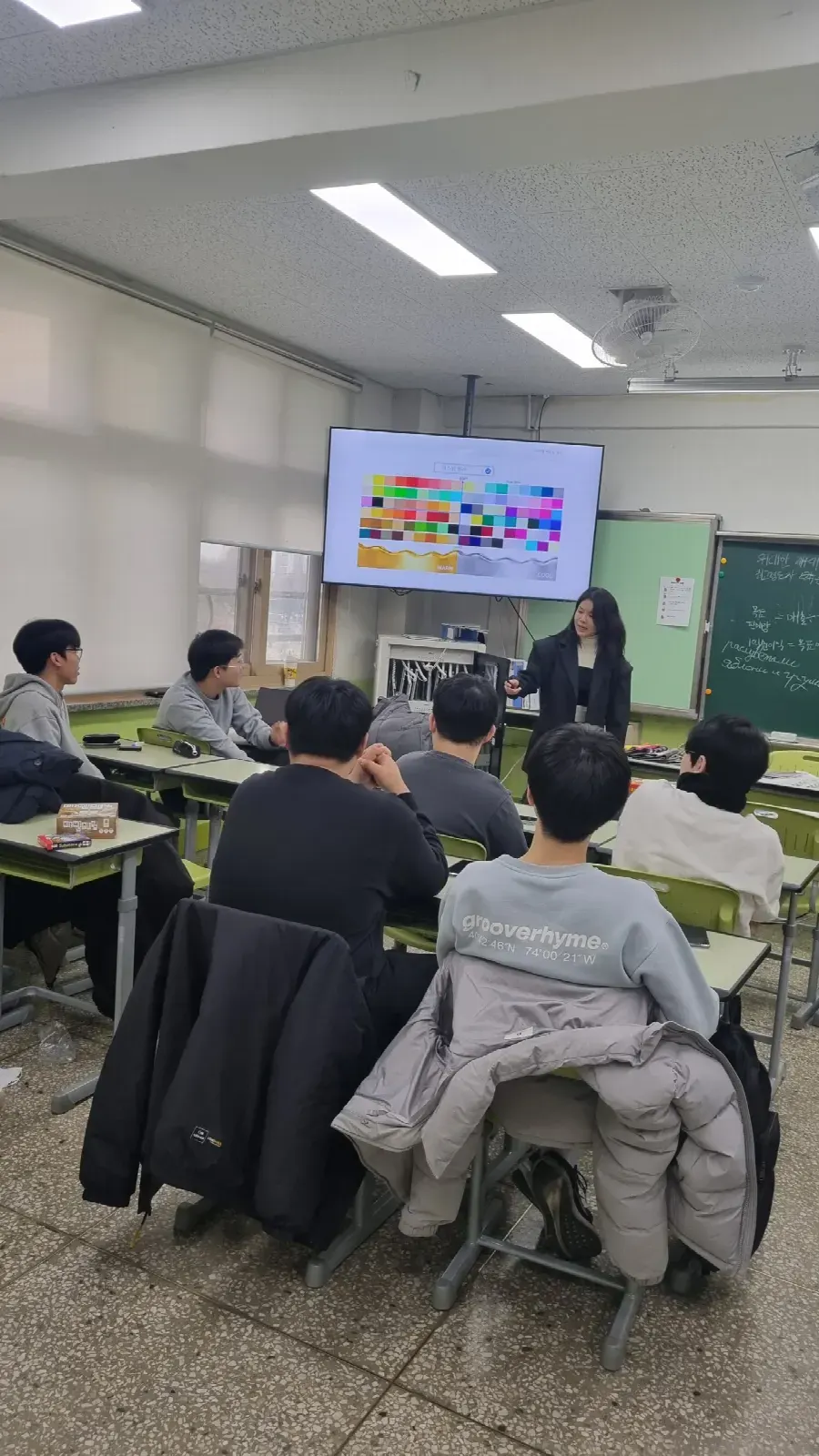 퍼스널컬러 출장 현장 – 기업 교육 공간에서 퍼스널컬러 강의를 듣는 참가자들