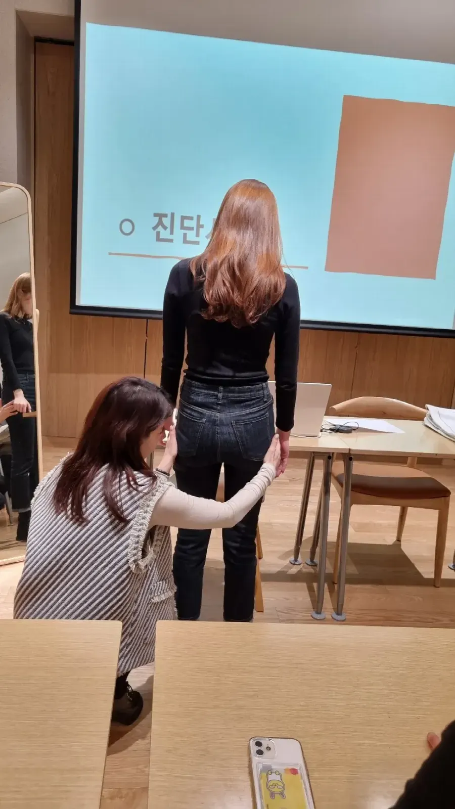 퍼스널컬러 출장 현장 – 진단 슬라이드 앞에서 진행하는 퍼스널컬러 시연