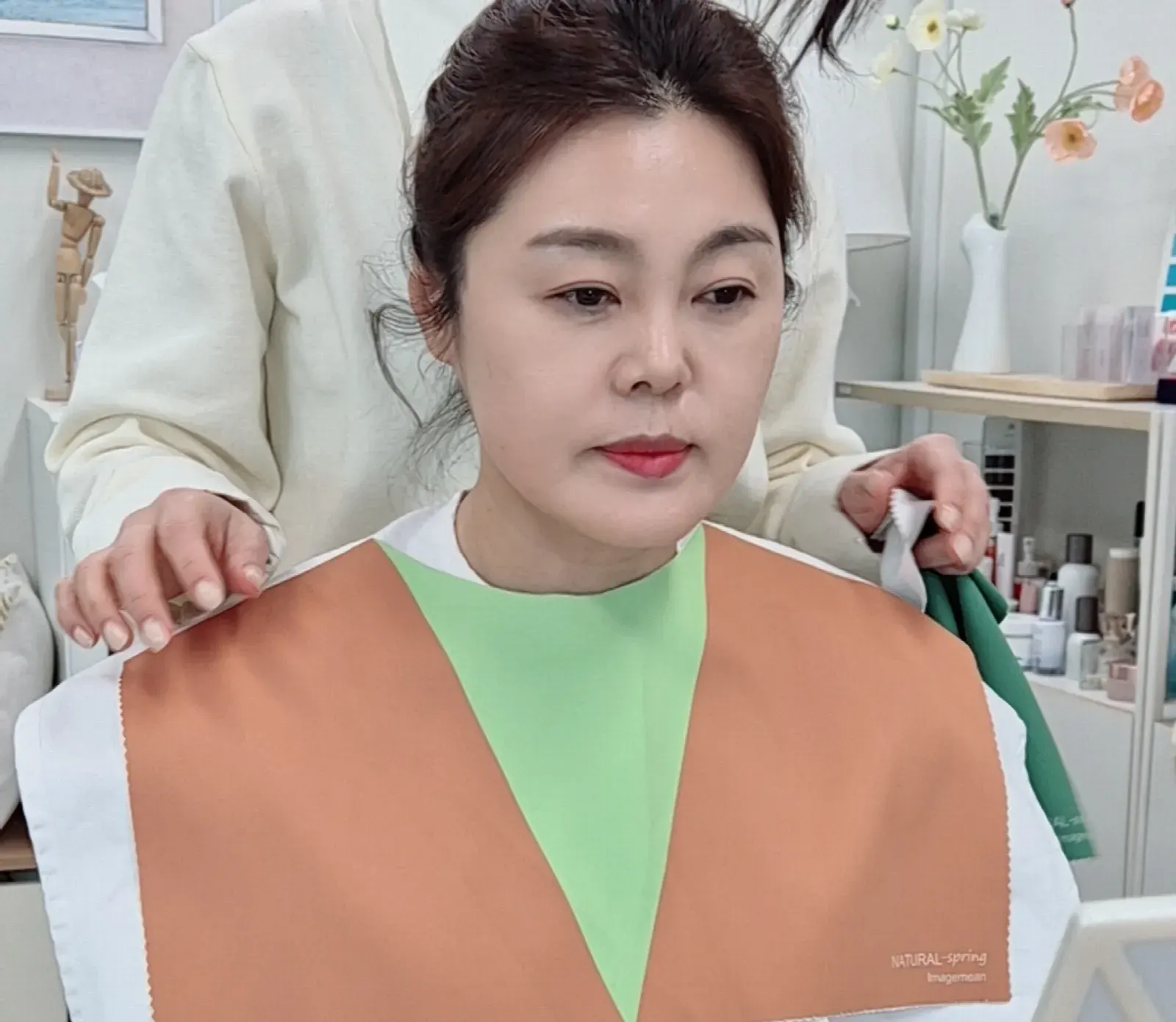 퍼스널컬러 출장 현장 – 컬러 드레이프를 확인하는 근접 장면