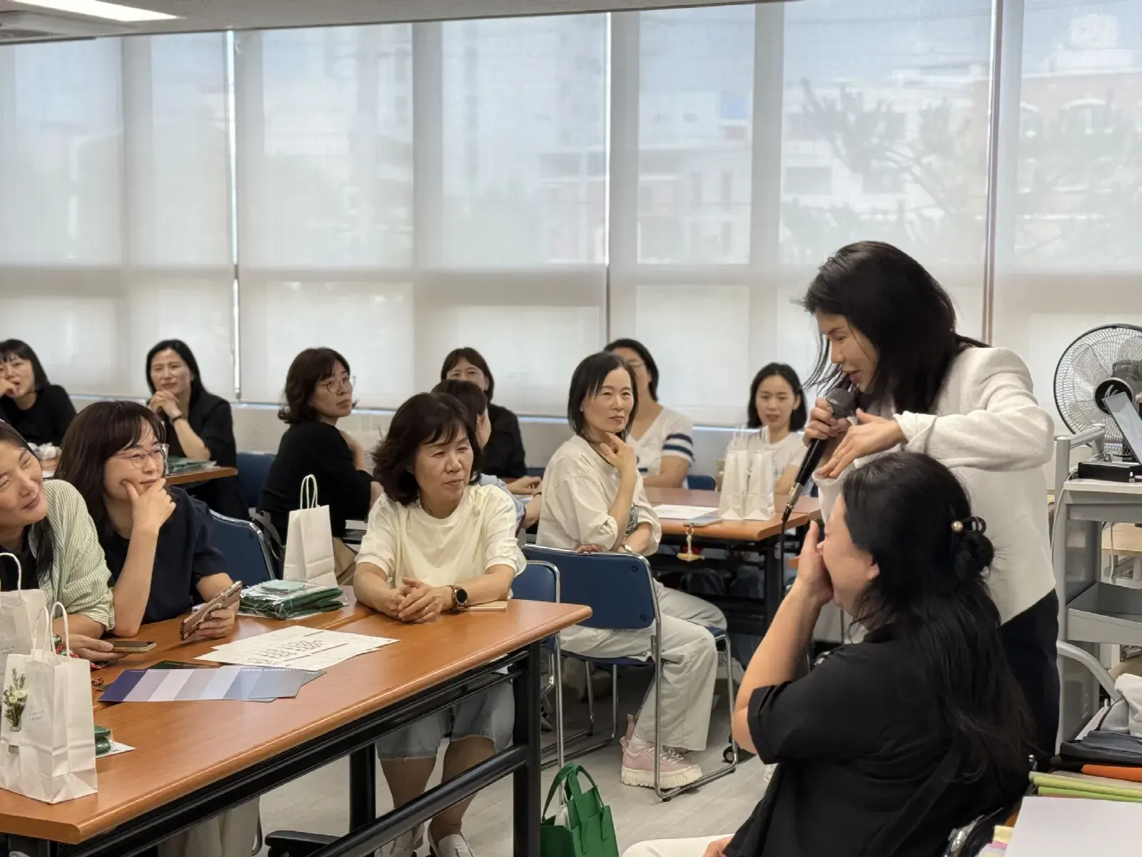 퍼스널컬러 출장 강의에서 둘러앉아 강사 설명을 듣는 참가자들