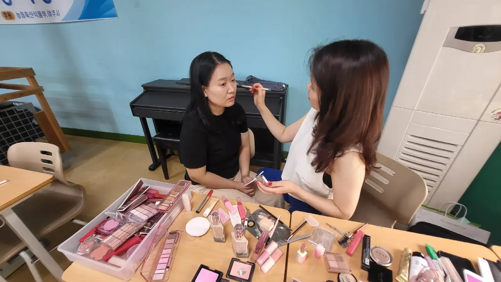 퍼스널컬러 출장 현장 – 컬러에 맞춘 메이크업 시연