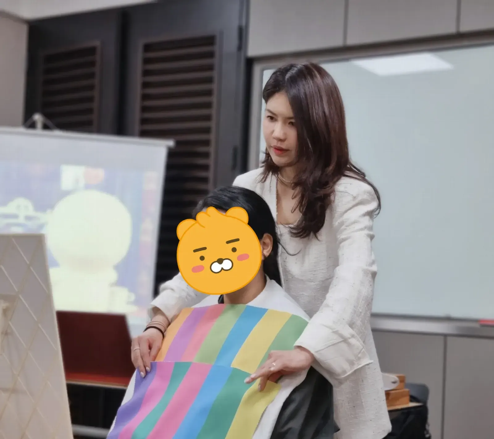 퍼스널컬러 출장 현장 – 학교 수업에서 컬러 드레이프를 대어보는 장면