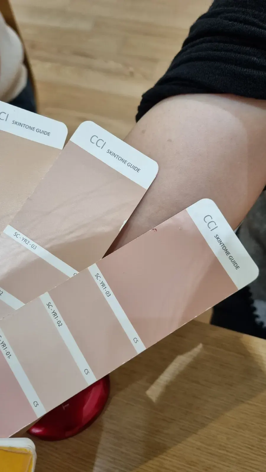 퍼스널컬러 출장 현장 – 피부 톤에 컬러 샘플을 대어보는 장면