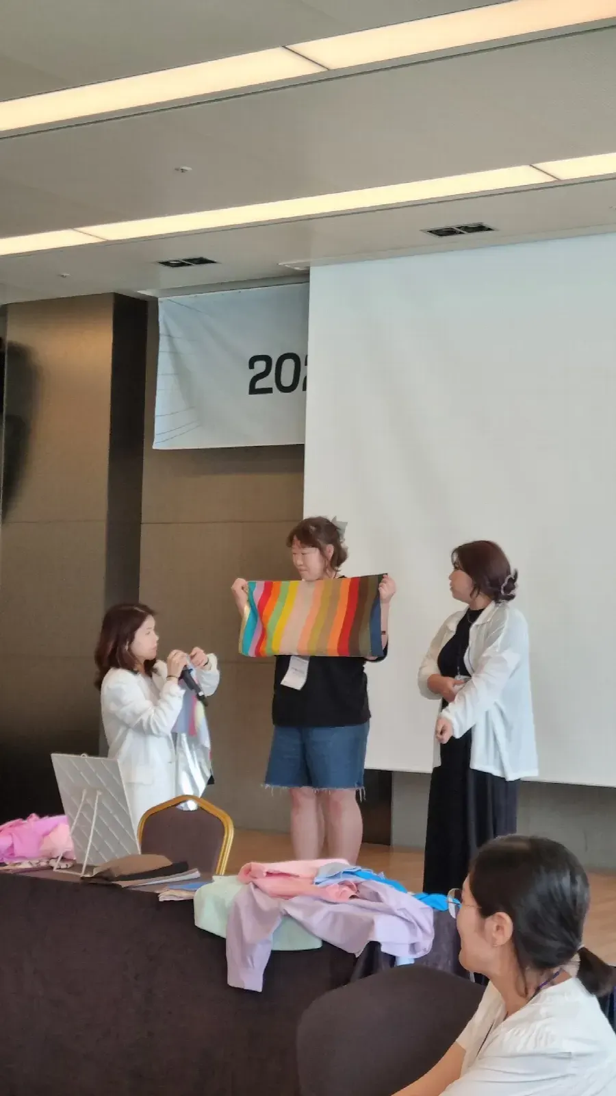 퍼스널컬러 출장 현장 – 무대에서 컬러 스와치를 보여주는 프로그램