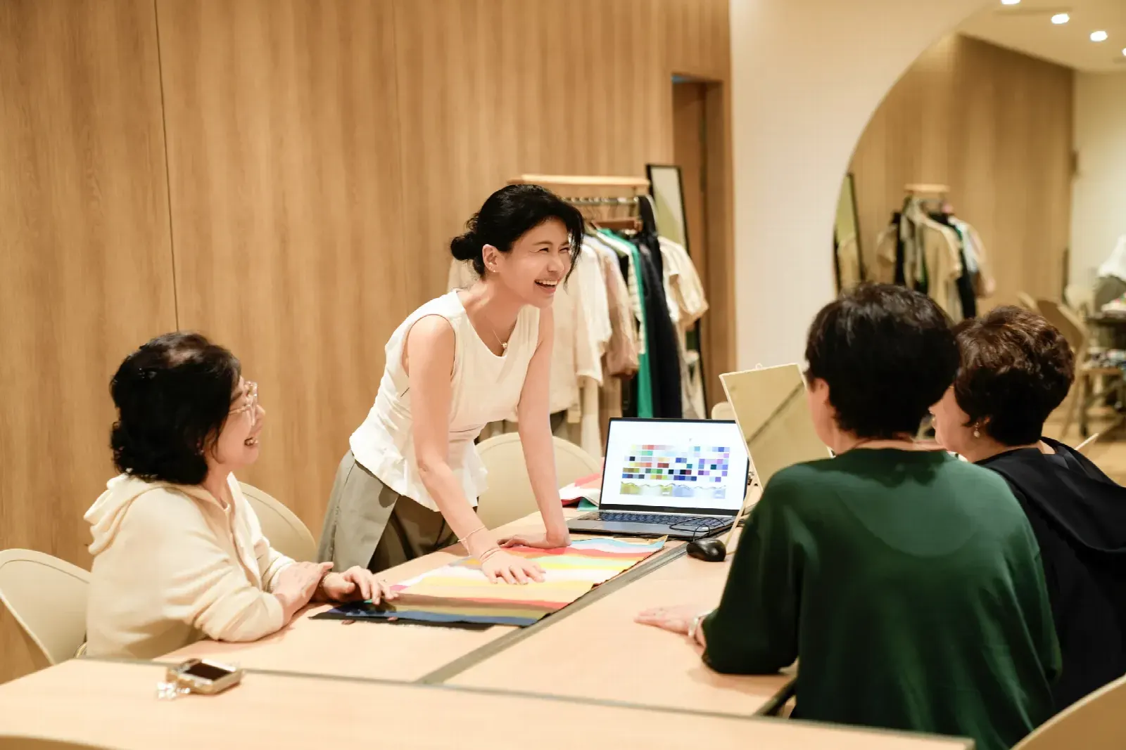 퍼스널컬러 출장 현장 – 워크숍 테이블에 둘러앉은 퍼스널컬러 프로그램 참가자들