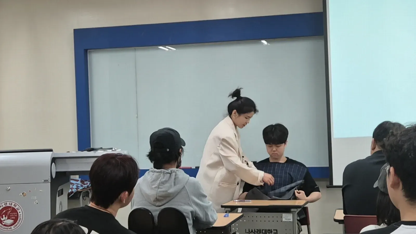 학교 교실에서 학생들 앞에서 퍼스널컬러 시연을 하는 강사